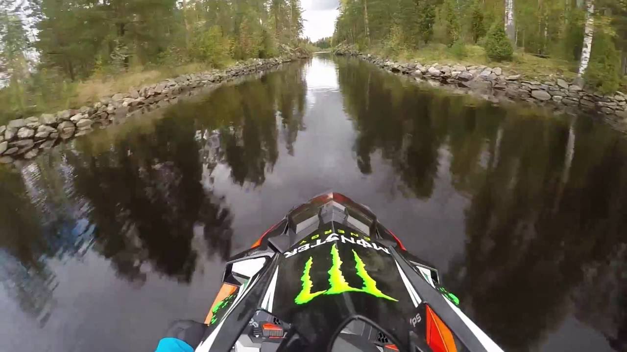 Jetteily syksyisellä Saimaalla.