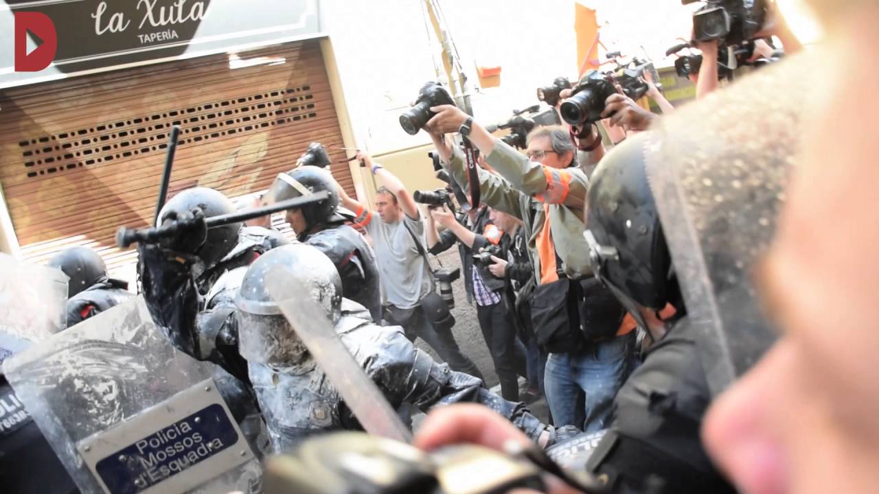 Centenars de manifestants intenten recuperar un Banc Expropiat protegit pels mossos d'esquadra