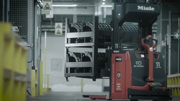SMART MOVE transport robot for system-controlled block storage of components | ek robotics x Miele