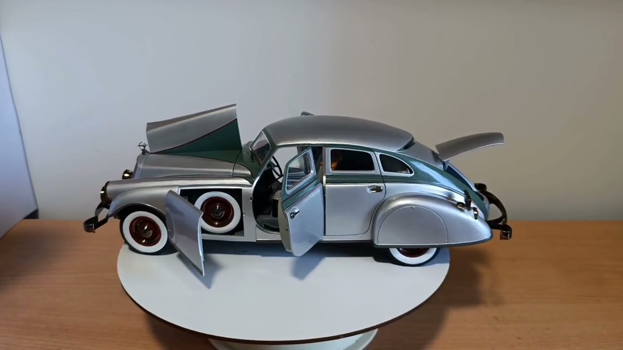 1/18 Pierce Arrow Silver Arrow Sedan 4-door 1933 Signature Models