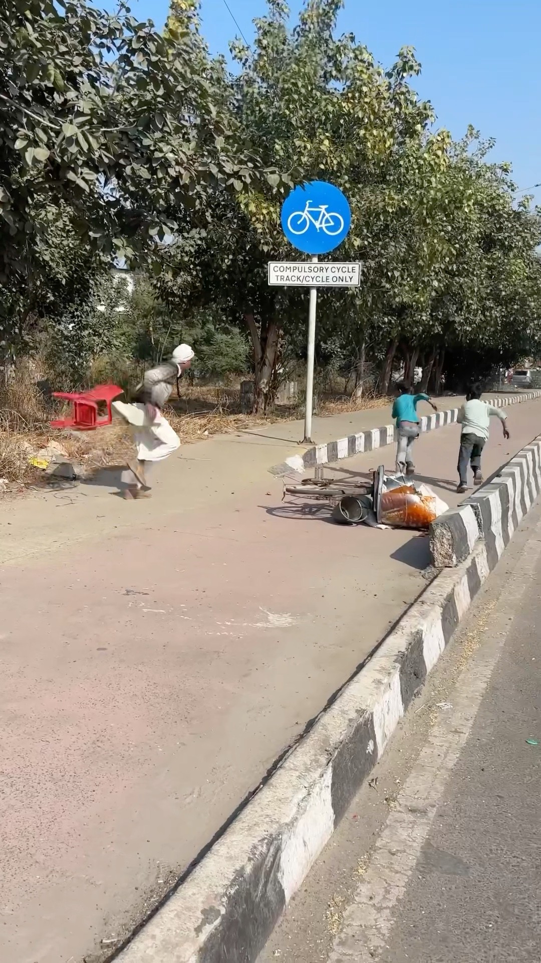 ??बच्चो ने अंकल को रुला दिया ??#humanity #respect #helping #trending#viralvideo #youtubeshorts