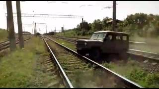 Поезд сбивает машину ( пиздец,блять!!!)