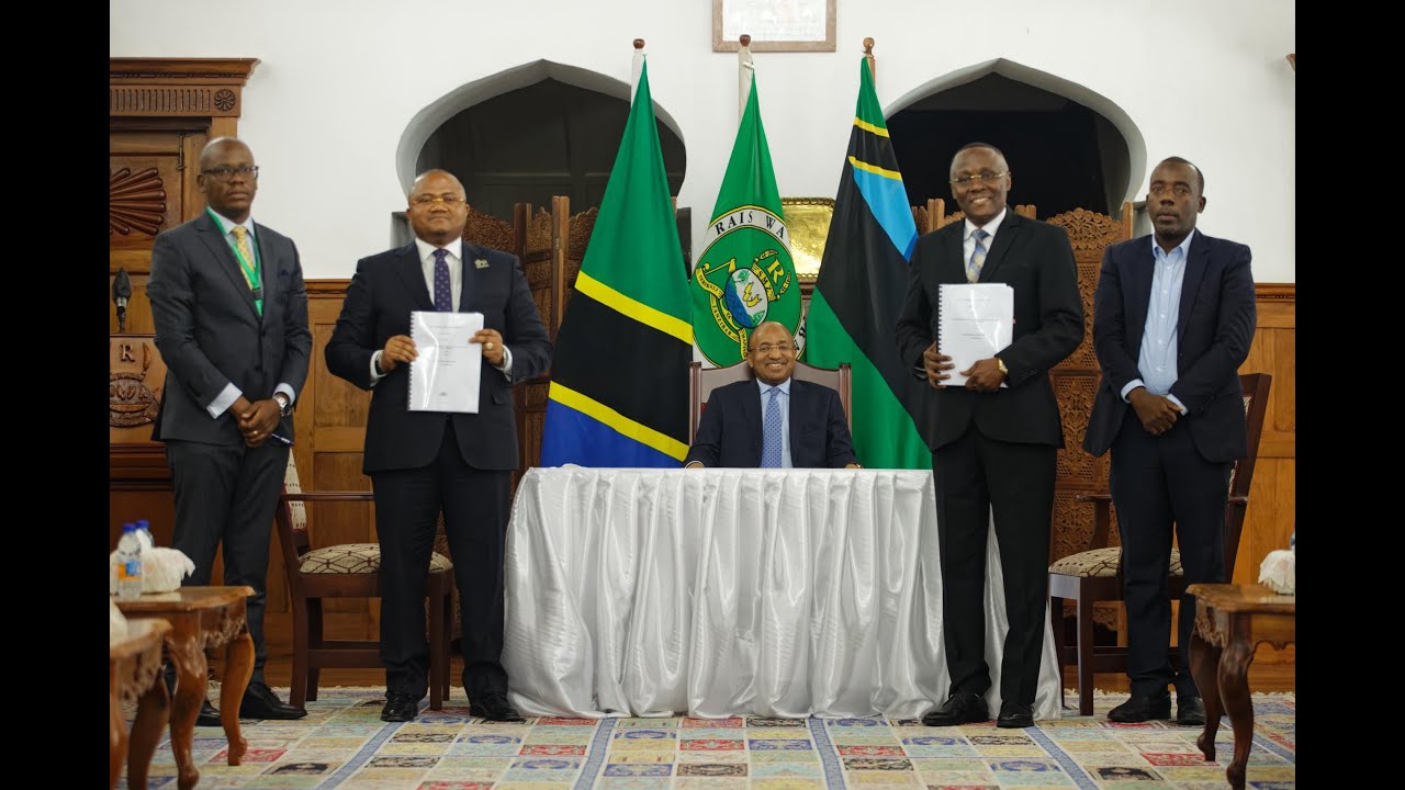 RAIS MWINYI AFUNGA MKATABA WA BILIONI 240 NA CRDB KWA UJENZI WA SKULI 23 ZA GOROFA