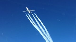 Airbus A340 VERY CLOSE fly-by (massive contrails)