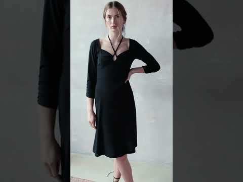 Video: CM6514 Sukienka z ozdobnym dekoltem - czarna