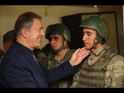 Hulusi Akar'ın gülme garantili askerlerle şakalaşma anı