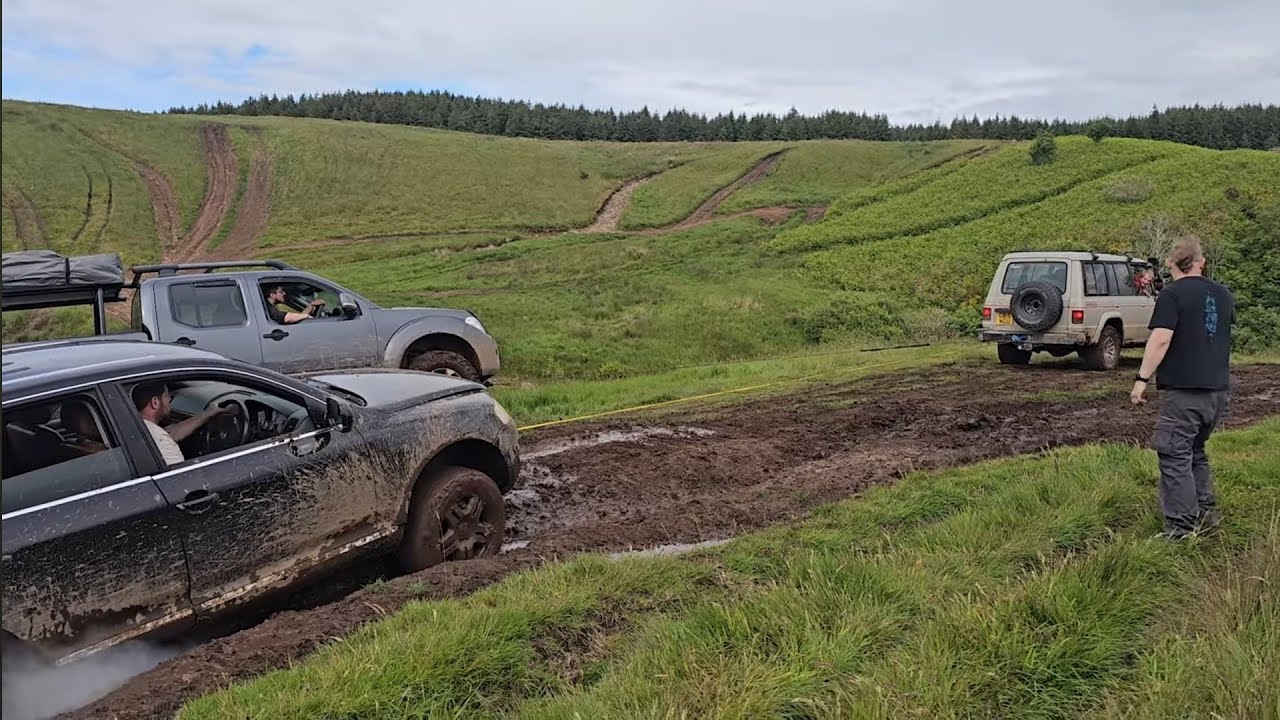 Vw touareg gets mega stuck, navara d40 and pajero recovery! 