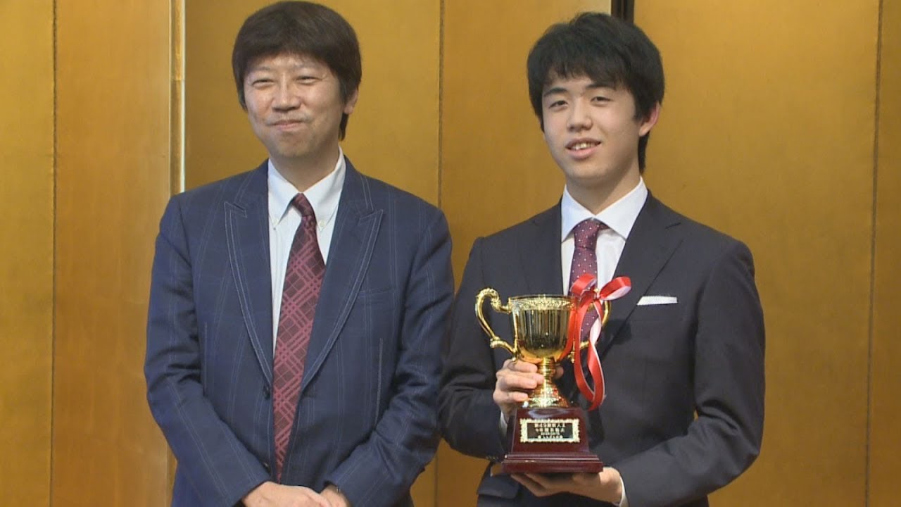 さらなる飛躍を 藤井七段が新人王表彰式 - YouTube