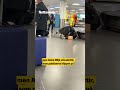 Etterpå forlot de flyplassen sammen🤷