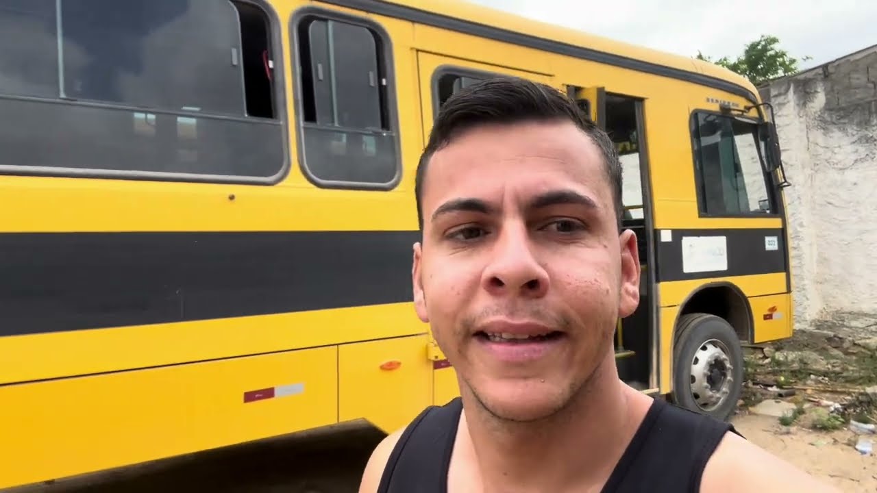 Lavando o ônibus ￼que eu trabalho.