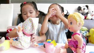 Aliza & Naomi 2015101101 - 玩公仔