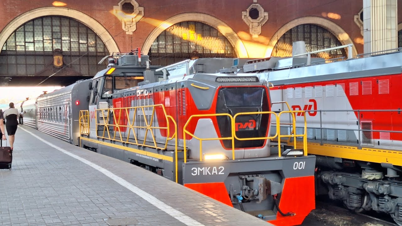 Электровоз ЭМКА2-001 подаёт под посадку фирменный поезд №10Й «Жигули» сообщением Москва-Самара