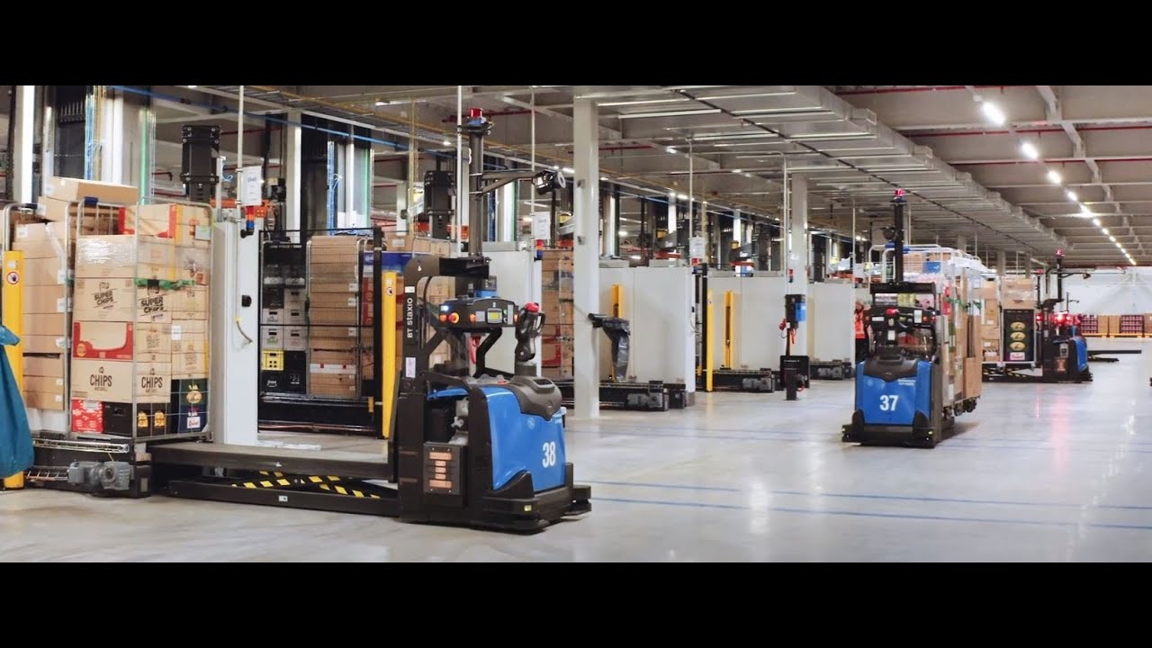 57 AGV's in geautomatiseerd DC van Albert Heijn in Zaandam (lange versie)