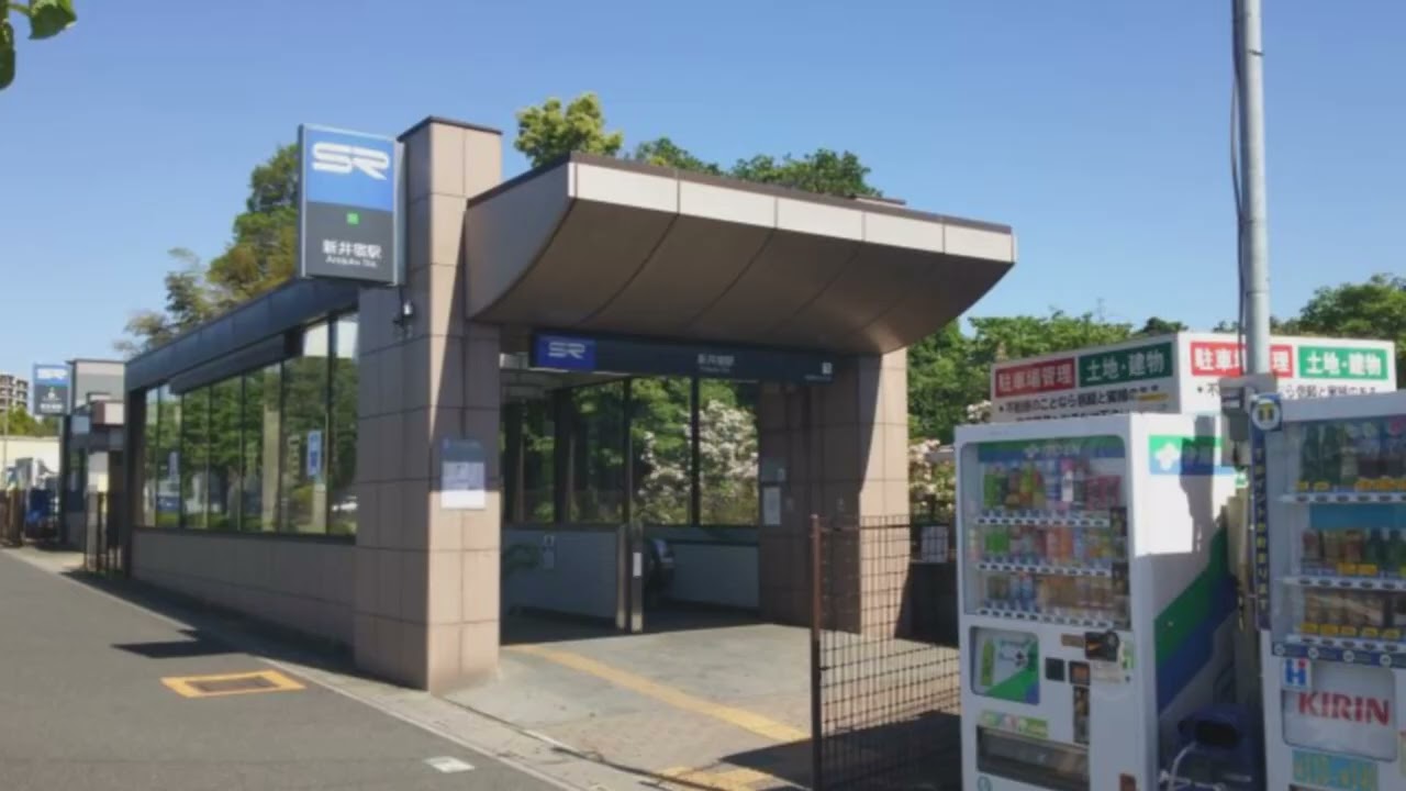 「おどるポンポコリン」で相鉄線 東急目黒線 南北線 三田線の駅名を歌います駅舎合成
