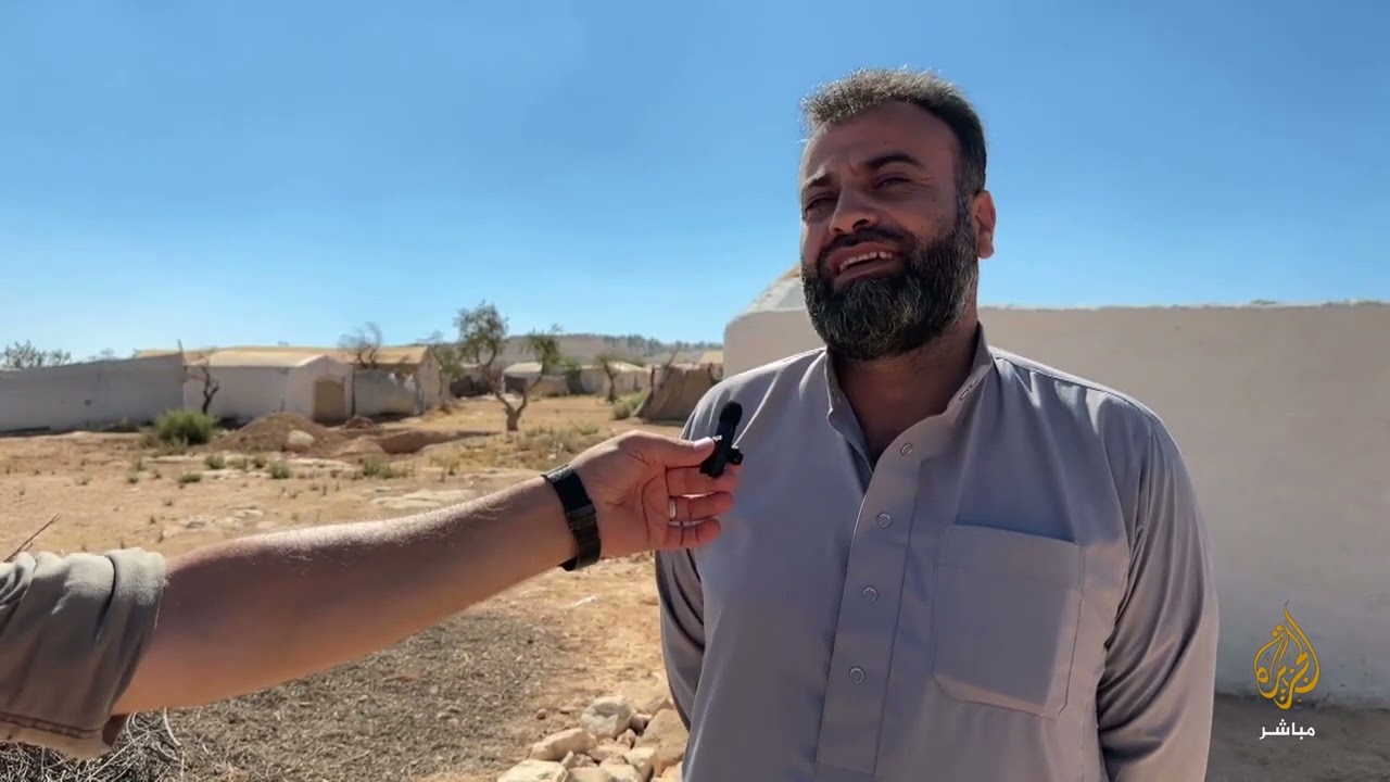 معاناة النازحين السوريين في أحد مخيمات ريف حلب في ظل ارتفاع درجات الحرارة ونقص المساعدات الإنسانية