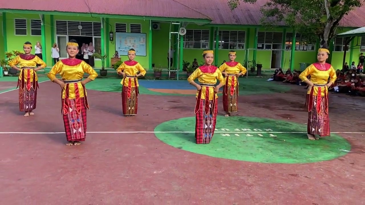 penampilan lulokreasi pada mpls SMP 4 kendari 2022