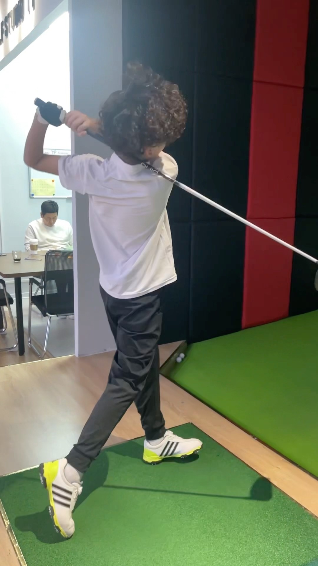 (Golf familyVN) cậu bé truyền lực vào gậy đánh cú fullswing xa và đẹp ?#golf #shorts