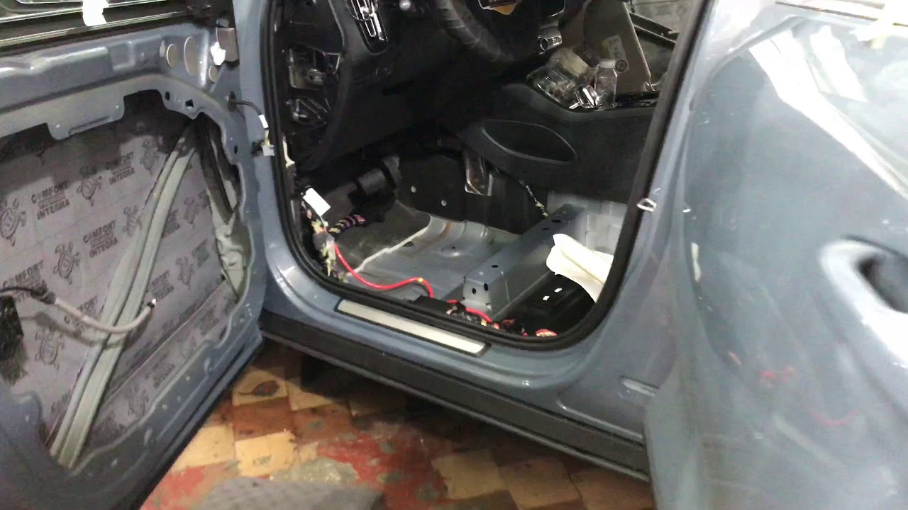 Делаем Вольво х40 тише, обесшумливание начали с нанесения материалов на ...