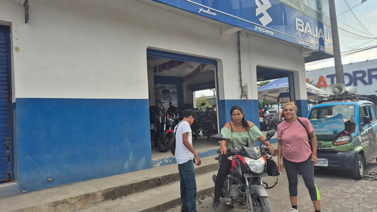 KARINA feliz por que por fin los de la agencia le dieron su moto