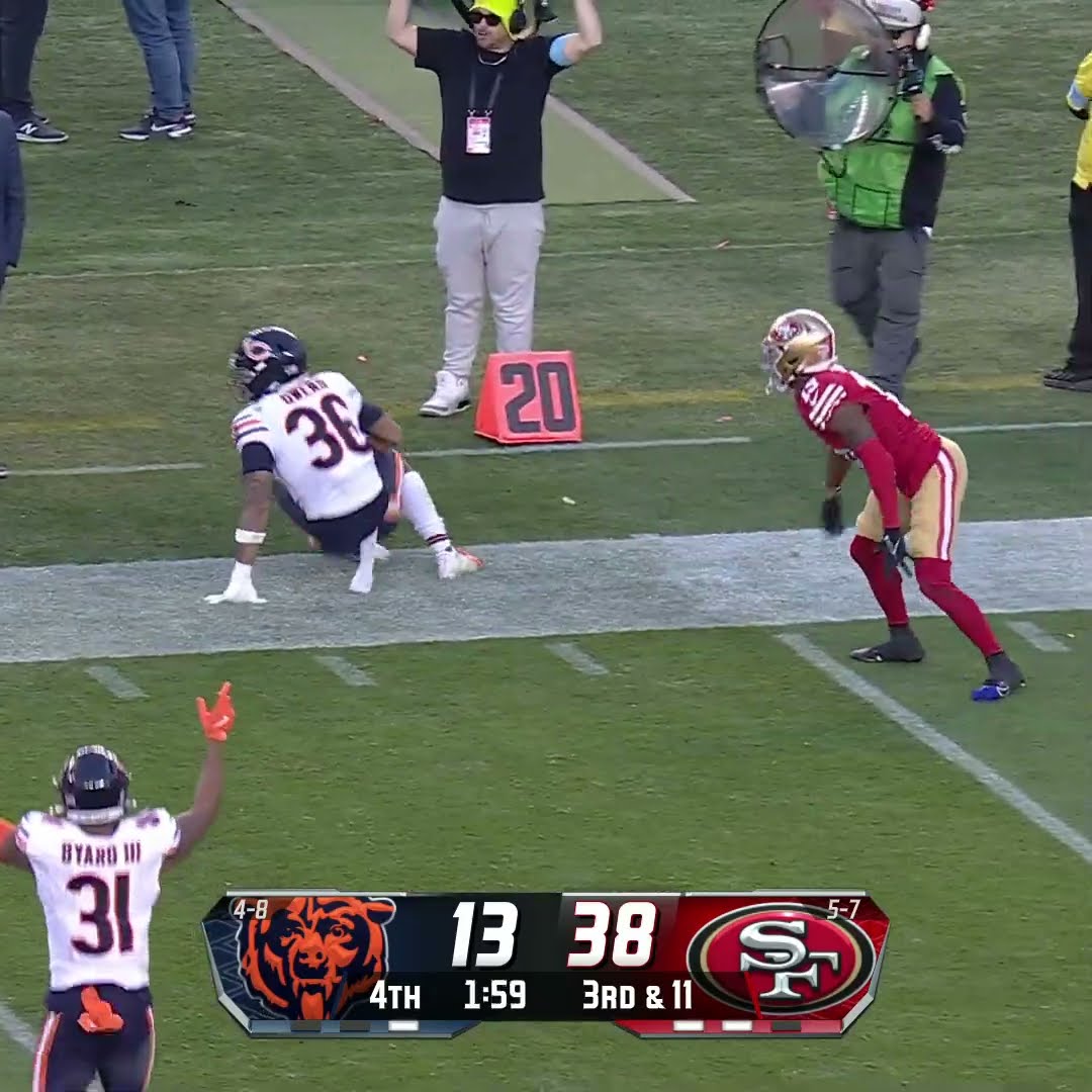 Jonathan Owens intercepts the Brandon Allen pass vs. San Francisco 49ers
