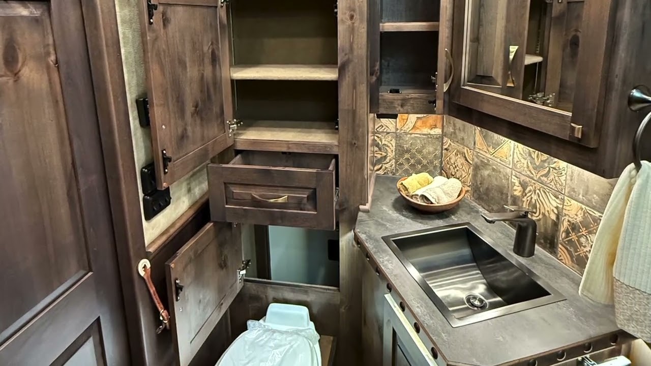 2026 4-Star 5 Horse Reverse Load 14'8" Trail Boss Living Quarters Trailer (43635)