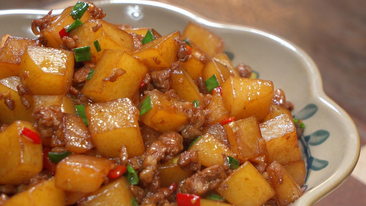 Картофель, нарезанный кубиками и покрытый свиным фаршем. Идеально подходит к рису.