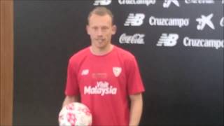 Krohn Dehli posa con la camiseta del Sevilla