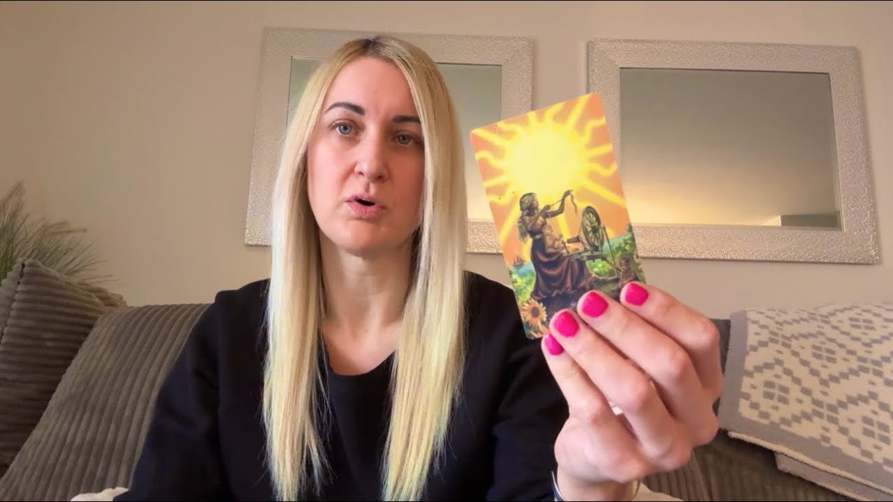 Гадание на картах Таро для Водолея: что-то яркое, красочное или смелое. 9-15 марта 2026 года.