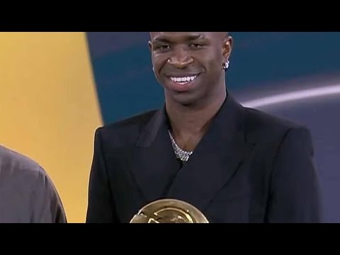 مترجم لحضات اعلان فوز فينيسيوس جونيور بجائزة جلوب سوكر