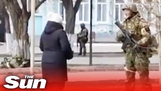 Brave Ukrainian woman confronts armed Russian soldiers in occupied city