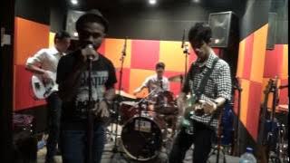 Malam Biru Sandy Sandoro (D'raincoat Cover)