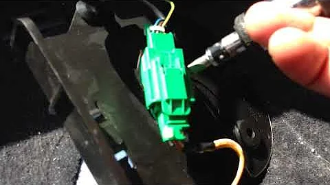 Comment débrancher connecteur airbag 307 ?