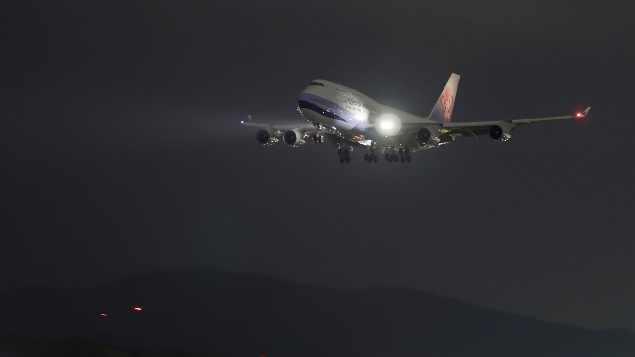 福岡空港 Night Plane Spotting : Visual Approach, Landing & Takeoff @ Fukuoka Airport