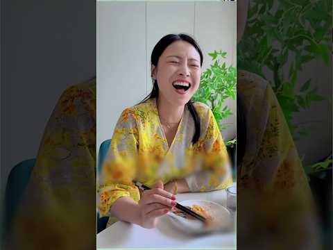 식당에서 일하다 마주친 친구를 무시하는데 thumbnail