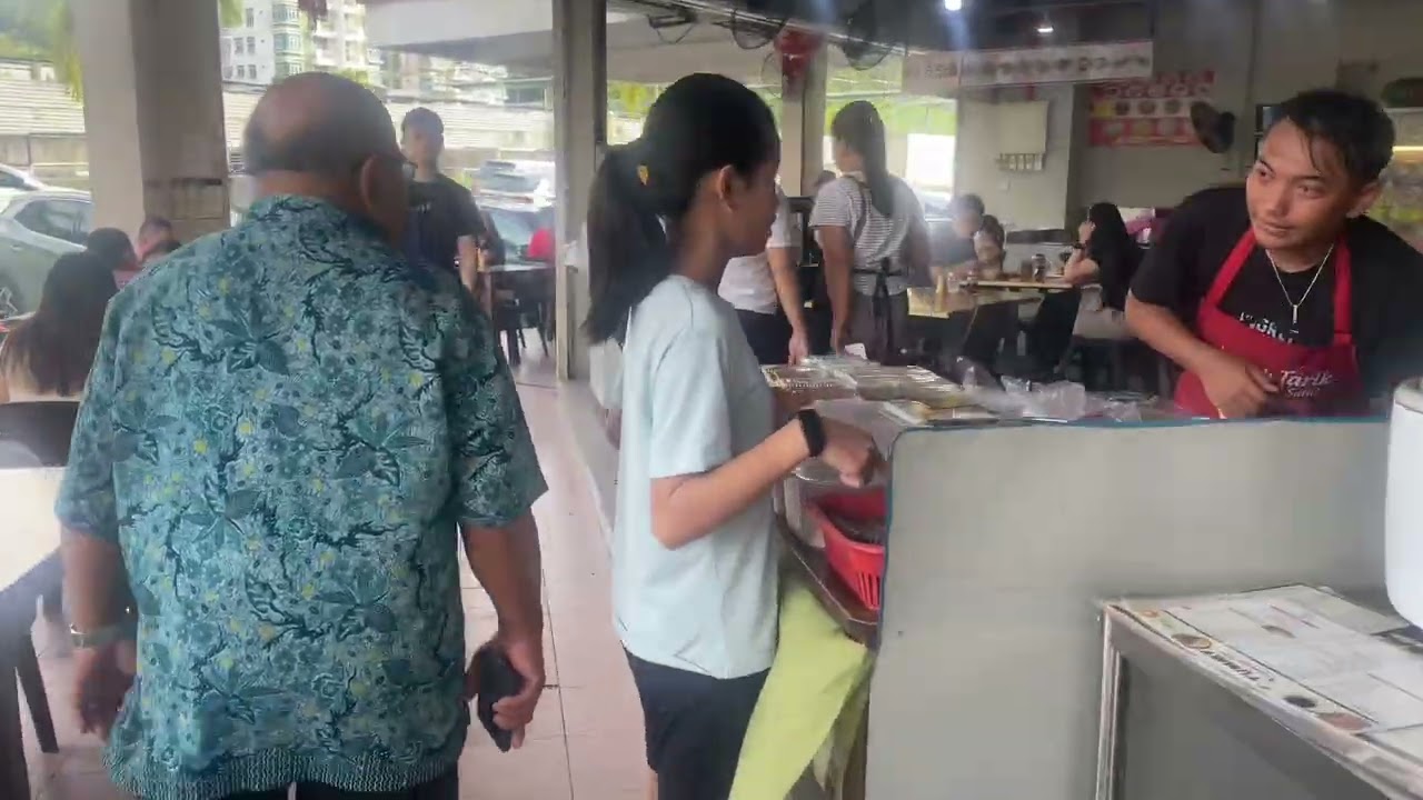 “Breakfast Of The Gods” - Anthony Bourdain. Makan the best laksa in the world di Bintulu. 