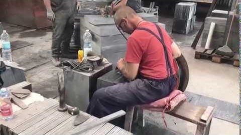 Splitting natural slate manually - Mangini Italian Slate