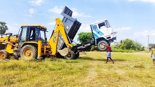 small mistake and truck driver fault truck height JCB helping 😱😱😱