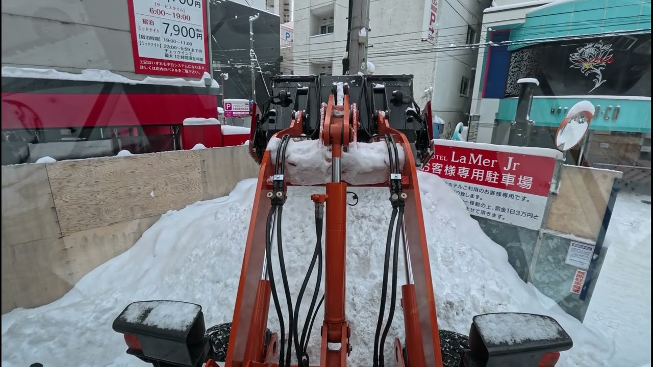 狭い道路にトレーラーが入って来た