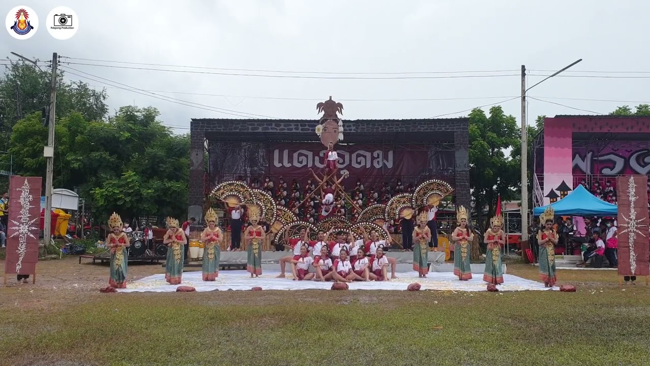 กองเชียร์และเชียร์ลีดเดอร์ คณะแดงอุดม โรงเรียนแก้งคร้อวิทยา