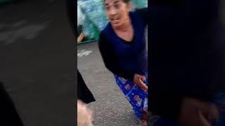 Женщина засунула ребенка в помои для поиска еды, магазин Пятёрочка выносит просрочку Женщина засунула ребенка в помои для поиска еды, магазин Пятёрочка выносит просрочку