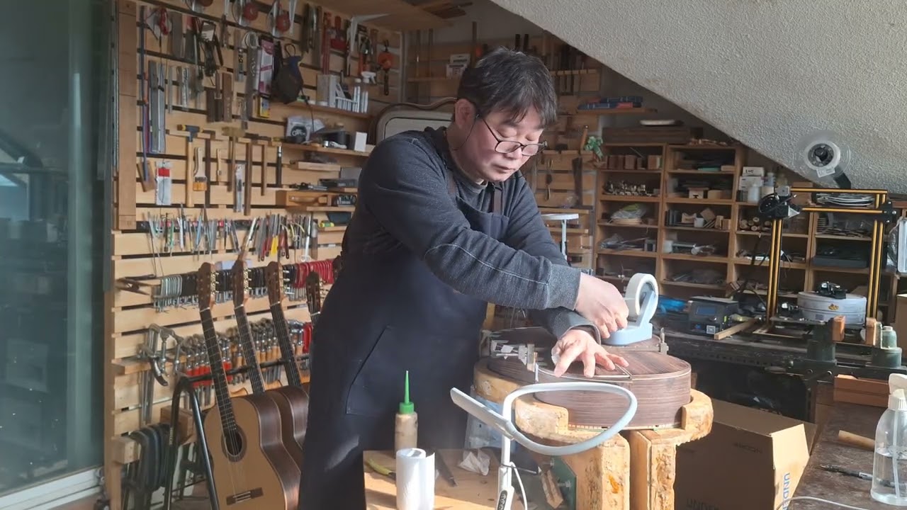 Making Guitar HongSik Uhm / 장식 붙이기 바인딩 / 엄홍식 기타 제작 2026년 2월 19일