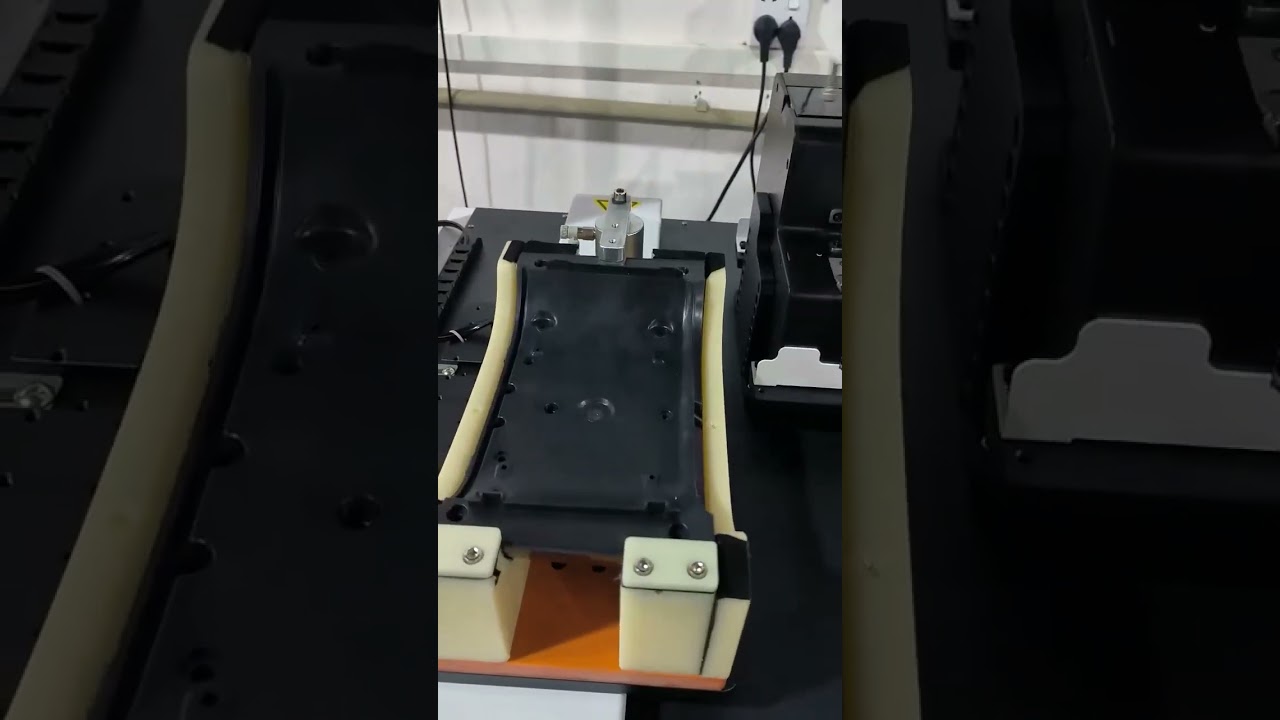 Automatic screw locking machine