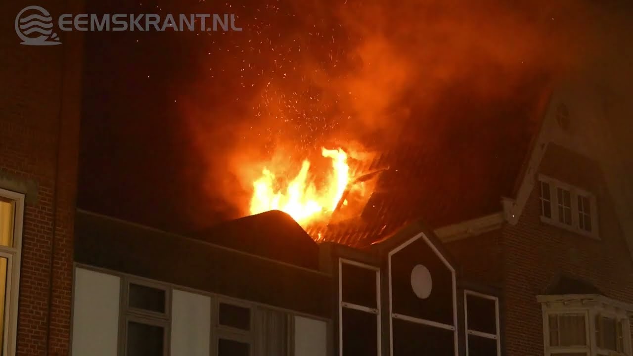 Uitslaande brand in centrum Delfzijl, brandweer schaalt op naar grote brand