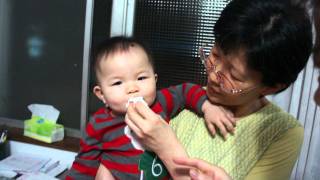 20111028_子晴吃東西表情多
