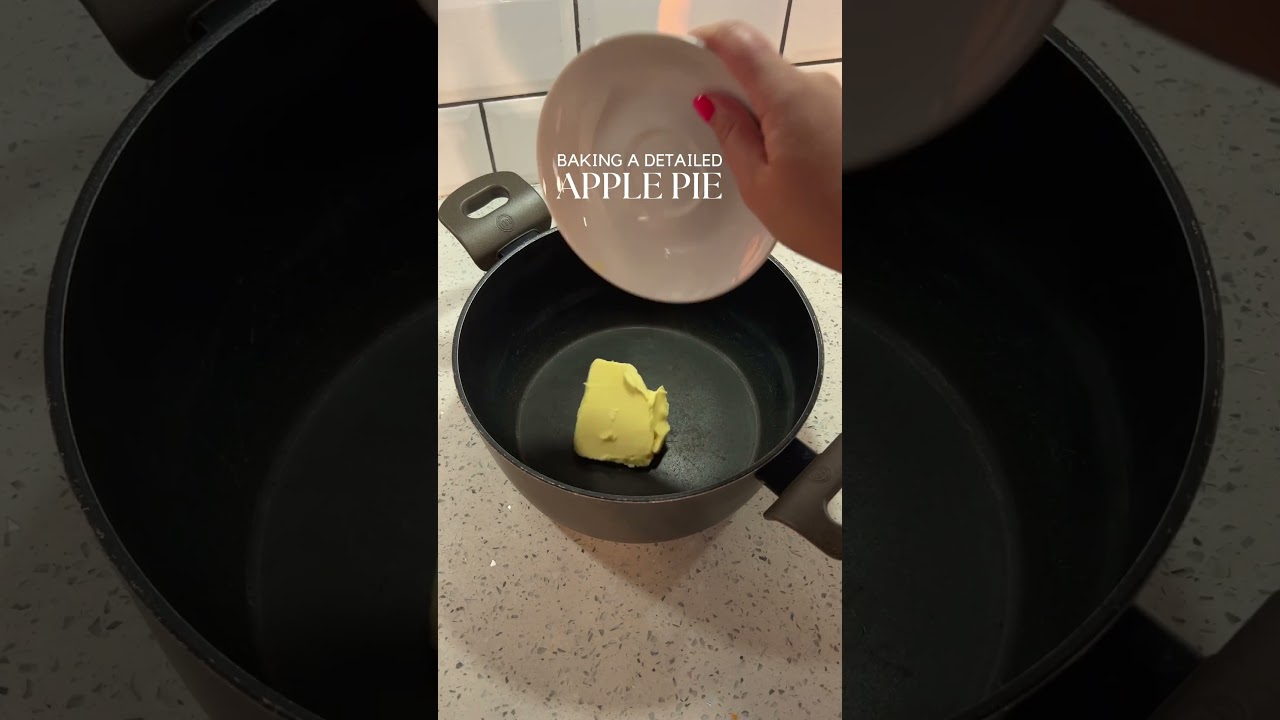 Baking a detailed Apple pie 🥧 