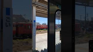 五井駅を出発するJR内房線から見る小湊鐵道の車両たち