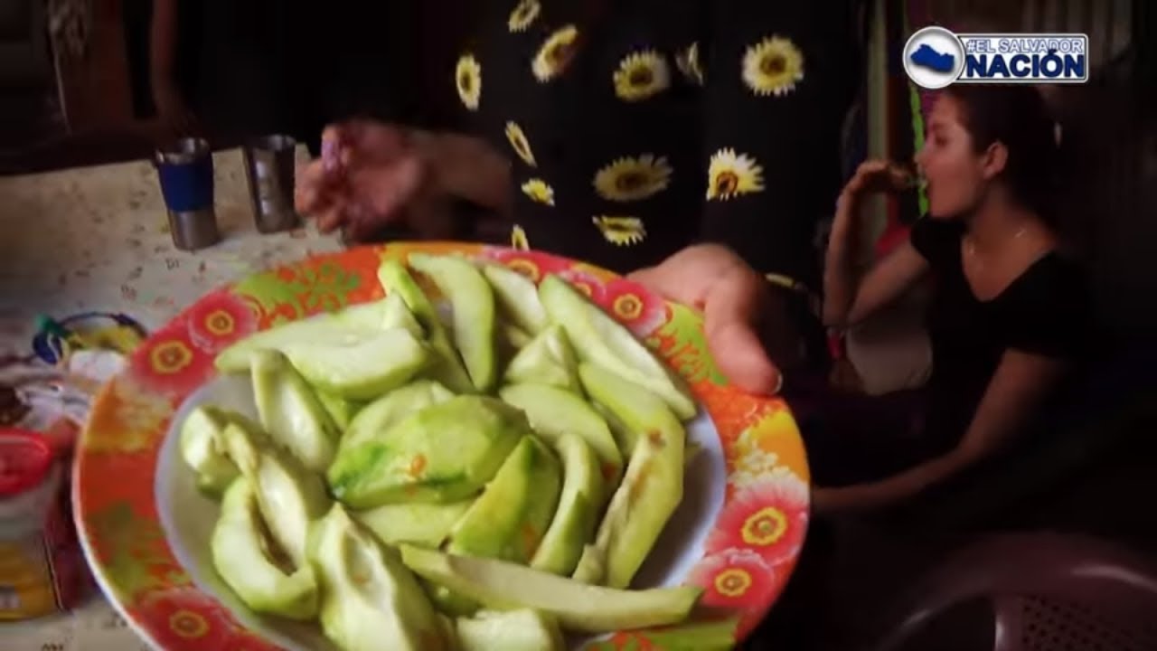 El Salvador Nacion comiendo mangos tiernos. mangos con chile y sal