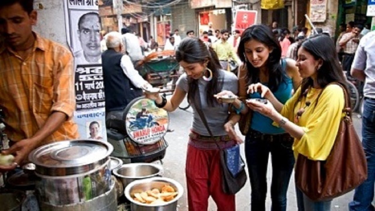 Sweet College Girls Eating Gol gappa Paani Puri in Street Road - YouTube