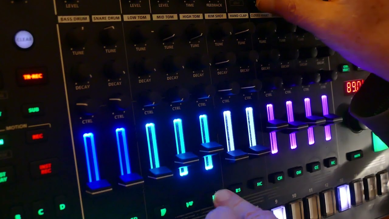 ROLAND TR-8S: SOME MELANCHOLIC AMBIENT STUFF - YouTube