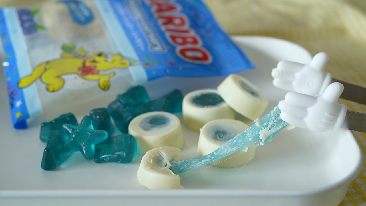 Stretchy gummy chocolate made with Blue HARIBO Happy-versary 日本限定の青いハリボーハッピーバーサリーを使った伸びーるグミチョコ
